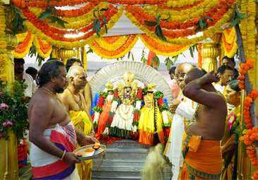 Bhadrachalam: కనులపండువగా భద్రాద్రి రాముడి తెప్పోత్సవం