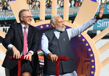 IND vs AUS: భారత్‌-ఆసీస్‌ టెస్టు మ్యాచ్‌.. మైదానంలో ఇరు ప్రధానుల సందడి
