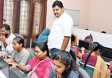 https://www.eenadu.net/telugu-article/sunday-magazine/these-people-are-started-software-companies-in-own-village/4/323000927