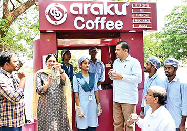https://www.eenadu.net/telugu-article/sunday-magazine/-araku-coffee-shop-part-of-the-earn-while-learn-programme-in-government-college-rajamahendravaram/28/324000607