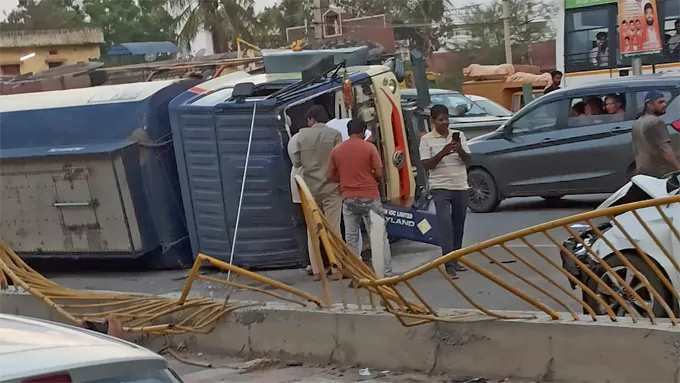 హైవేపై పెట్రోల్ ట్యాంకర్ బీభత్సం.. హైఅలర్ట్