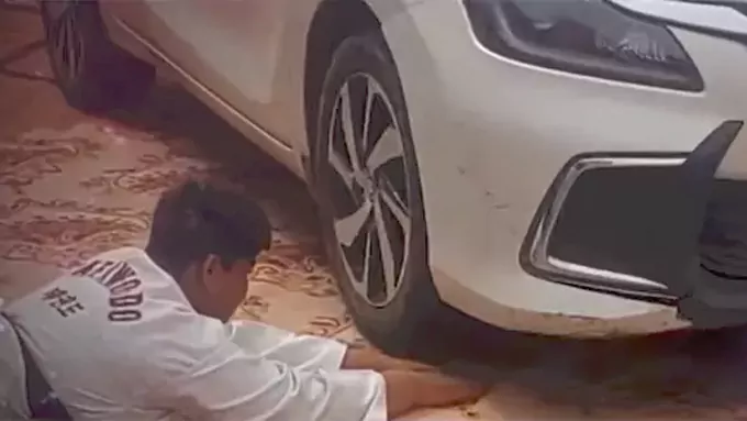 కార్లు, 100 బైక్ లతో సాహస ప్రదర్శన