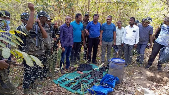 ఛత్తీస్ గఢ్ లో మావోయిస్టుల భారీ డంప్ స్వాధీనం