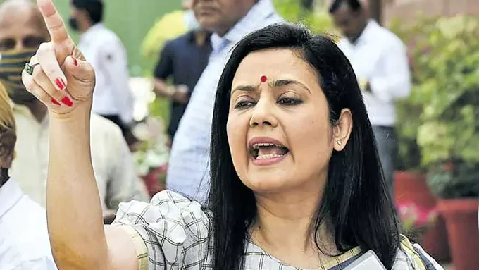 మహువా మొయిత్రాపై కోడిగుడ్లతో దాడి