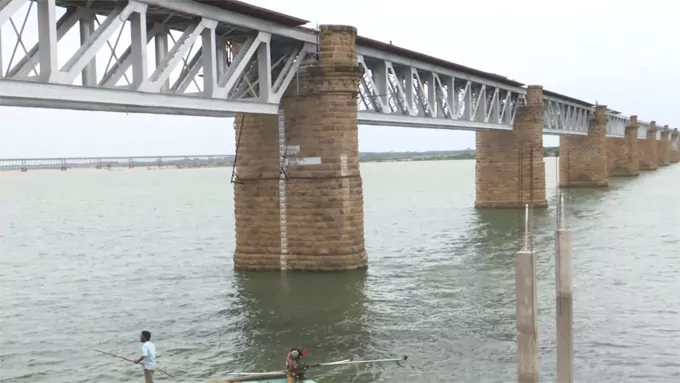 ధవళేశ్వరం వద్ద గోదావరికి జలకళ