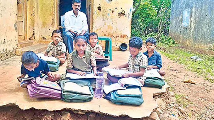 వంట మనిషే.. ఇక్కడ ఉపాధ్యాయుడు