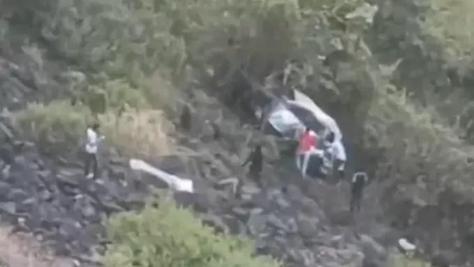 లోయలో పడిన వాహనం