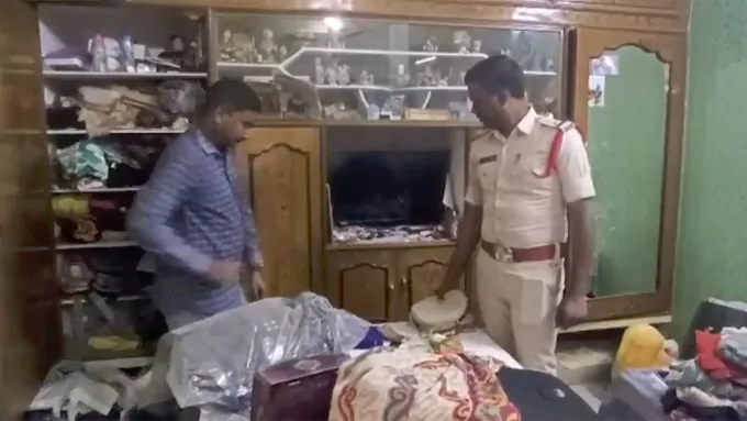 36 తులాల బంగారం, 2.4 కిలోల వెండి చోరీ