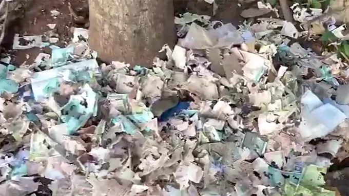 చినిగిన నోట్ల కలకలం.. ఒకే చోట కుప్పగా..