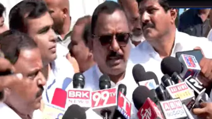 జన్వాడ ఫామ్‌హౌస్‌ వద్దకు చేరుకున్న కాంగ్రెస్‌ నేతలు