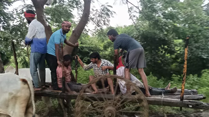 పిడుగుపాటుకు సెల్ఫోన్లు పేలి ఇద్దరికి తీవ్రగాయాలు – general పిడుగుపాటుకు సెల్ఫోన్లు పేలి ఇద్దరికి తీవ్రగాయాలు – general