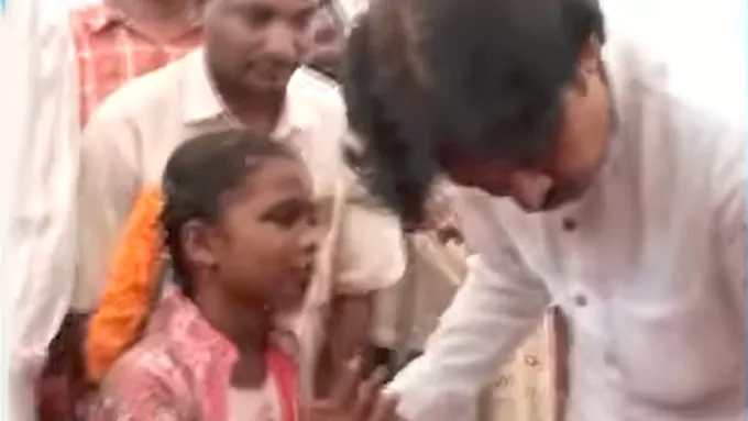 పవన్ కల్యాణ్కు పద్యం వినిపించిన అంధ బాలిక పవన్ కల్యాణ్కు పద్యం వినిపించిన అంధ బాలిక