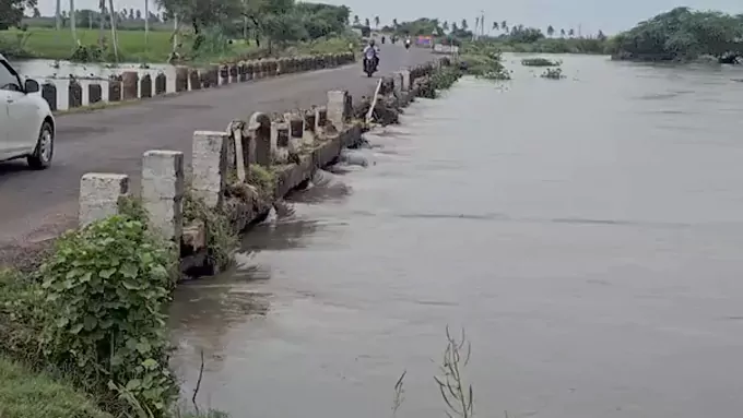 నిండుకుండలా బుడమేరు వాగు