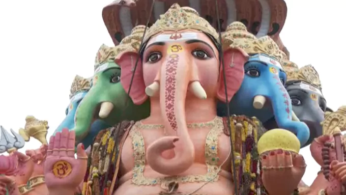 ఖైరతాబాద్‌ గణేశుడి శోభాయాత్ర ప్రారంభం