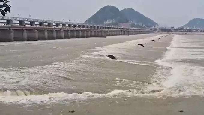 ప్రకాశం బ్యారేజీకి భారీగా వరద
