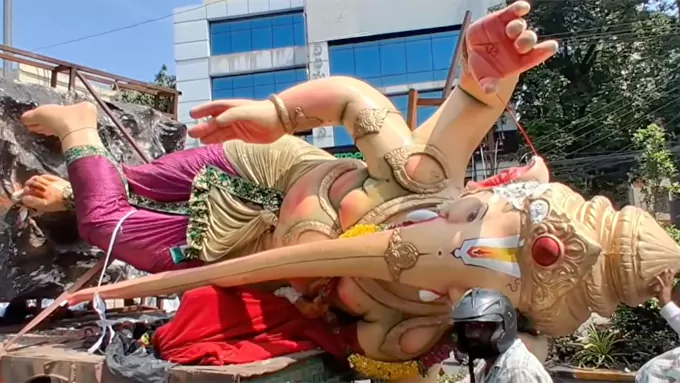 Video: విగ్రహాన్ని పడుకోబెట్టి.. నిమజ్జనానికి..