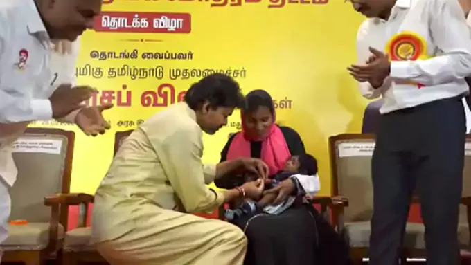 తమిళనాడులో చిన్నారులకు బంగారు ఉంగరాలు