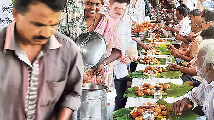 అన్నదానంలో 30 రకాల స్వీట్లు.. ఎక్కడో తెలుసా?