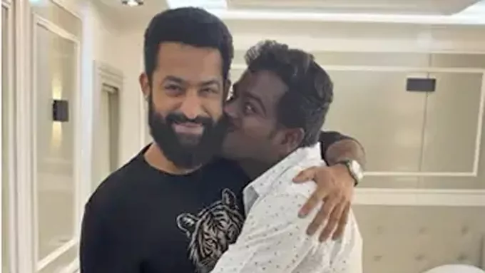 ఎన్టీఆర్కు ముద్దు పెట్టిన అభిమాని – general ఎన్టీఆర్కు ముద్దు పెట్టిన అభిమాని – general