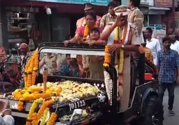 Viral Video: సీఐ పదవీ విరమణ.. భుజాలపై ఎత్తుకొని వీడ్కోలు సభకు..!