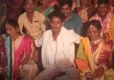 Viral Video: మూడేళ్లుగా సహజీవనం.. ఇద్దర్నీ ఒకేసారి పెళ్లి చేసుకున్న యువకుడు