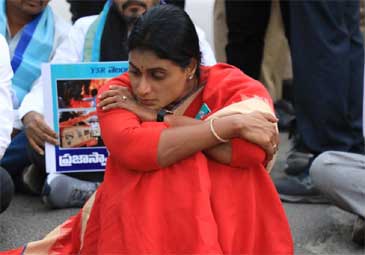 YS Sharmila: పట్టువీడని వైఎస్‌ షర్మిల.. 4 గంటలుగా నడిరోడ్డుపైనే దీక్ష