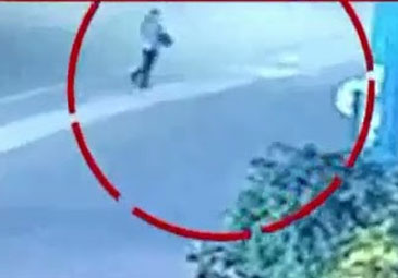 Viral Video: కదులుతున్న బైక్‌పై నుంచి దూకేసిన యువతి..!