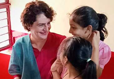Priyanka Gandhi: హోటల్‌కు వెళ్లి దోశలు వేసిన ప్రియాంక గాంధీ