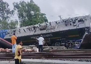 Train Accident: పశ్చిమబెంగాల్‌లో రెండు గూడ్స్‌ రైళ్లు ఢీ