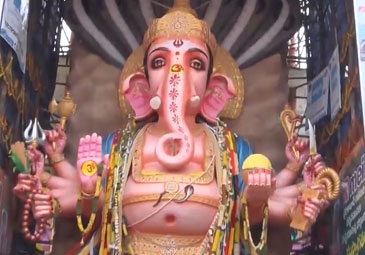 Khairatabad Ganesh: ఖైరతాబాద్‌ వినాయకుడి దర్శనానికి పోటెత్తిన భక్తులు