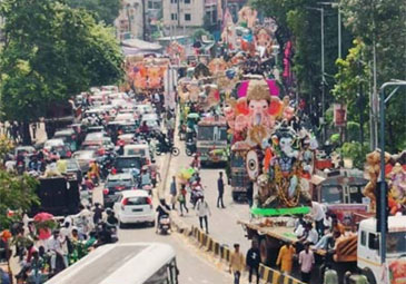 Hyderabad: ఓవైపు నిమజ్జనాలు.. మరోవైపు కి.మీ మేర ట్రాఫిక్‌ జామ్‌