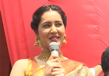 Rashi Khanna: వరంగల్‌లో సినీ నటి రాశి ఖన్నా సందడి...