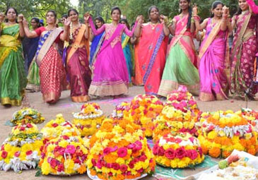 Bathukamma: తెలంగాణవ్యాప్తంగా ఘనంగా ముద్దపప్పు బతుకమ్మ సంబరాలు