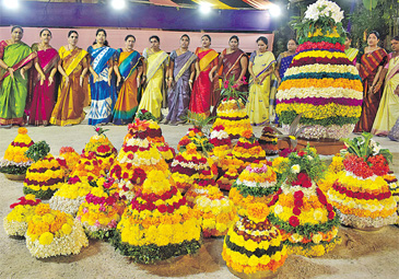 Bathukamma: తెలంగాణవ్యాప్తంగా ఘనంగా నానబియ్యం బతుకమ్మ సంబరాలు