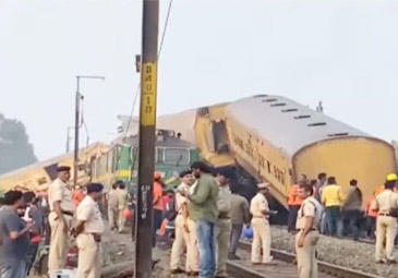 Vizianagaram Train Accident: ఘటనాస్థలి వద్ద కొనసాగుతున్న సహాయక చర్యలు.. లైవ్‌