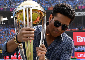 IND vs AUS: ప్రపంచకప్‌ ఫైనల్‌ పోరు.. ట్రోఫీని మైదానంలోకి తీసుకొచ్చిన సచిన్‌