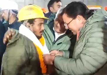 Uttarakhand Tunnel: సురక్షితంగా బయటికొచ్చిన 41 మంది కార్మికులు