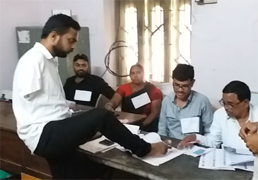 Telangana Assembly Elections 2023: కాలితోనే ఓటు.. ఆదర్శంగా నిలిచిన దివ్యాంగుడు