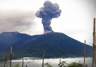 Volcano Erupts: ఇండోనేషియాలో బద్దలైన అగ్ని పర్వతం.. 11 మంది మృతి