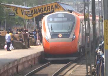 Vande Bharat Express: పట్టాలెక్కిన విశాఖ- భువనేశ్వర్‌ వందేభారత్‌ రైలు