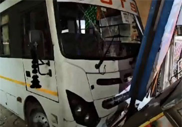 Bus Accident: ఫుట్‌పాత్‌పైకి దూసుకెళ్లిన ప్రైవేటు బస్సు.. ఒకరు మృతి