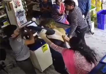 Viral Video: కోడిగుడ్లు లేవన్నందుకు సూపర్ మార్కెట్‌ యజమానిపై యువకుల దాడి..!