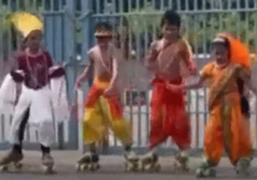 Children Skating: సీతారాముల వేషధారణలో చిన్నారుల స్కేటింగ్