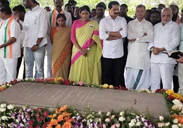 YS Sharmila: వైఎస్‌ఆర్‌ ఘాట్‌ వద్ద షర్మిల నివాళి