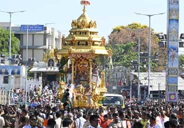 Tirumala: వైభవంగా తిరుమల శ్రీవారి స్వర్ణరథోత్సవం