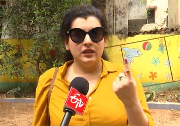 Archana: ఖైరతాబాద్‌లో ఓటు హక్కు వినియోగించుకున్న నటి అర్చన