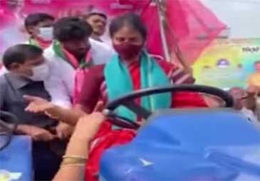 <p>Viral Video : ట్రాక్టర్ నడిపిన మంత్రి సబితా ఇంద్రారెడ్డి</p>
